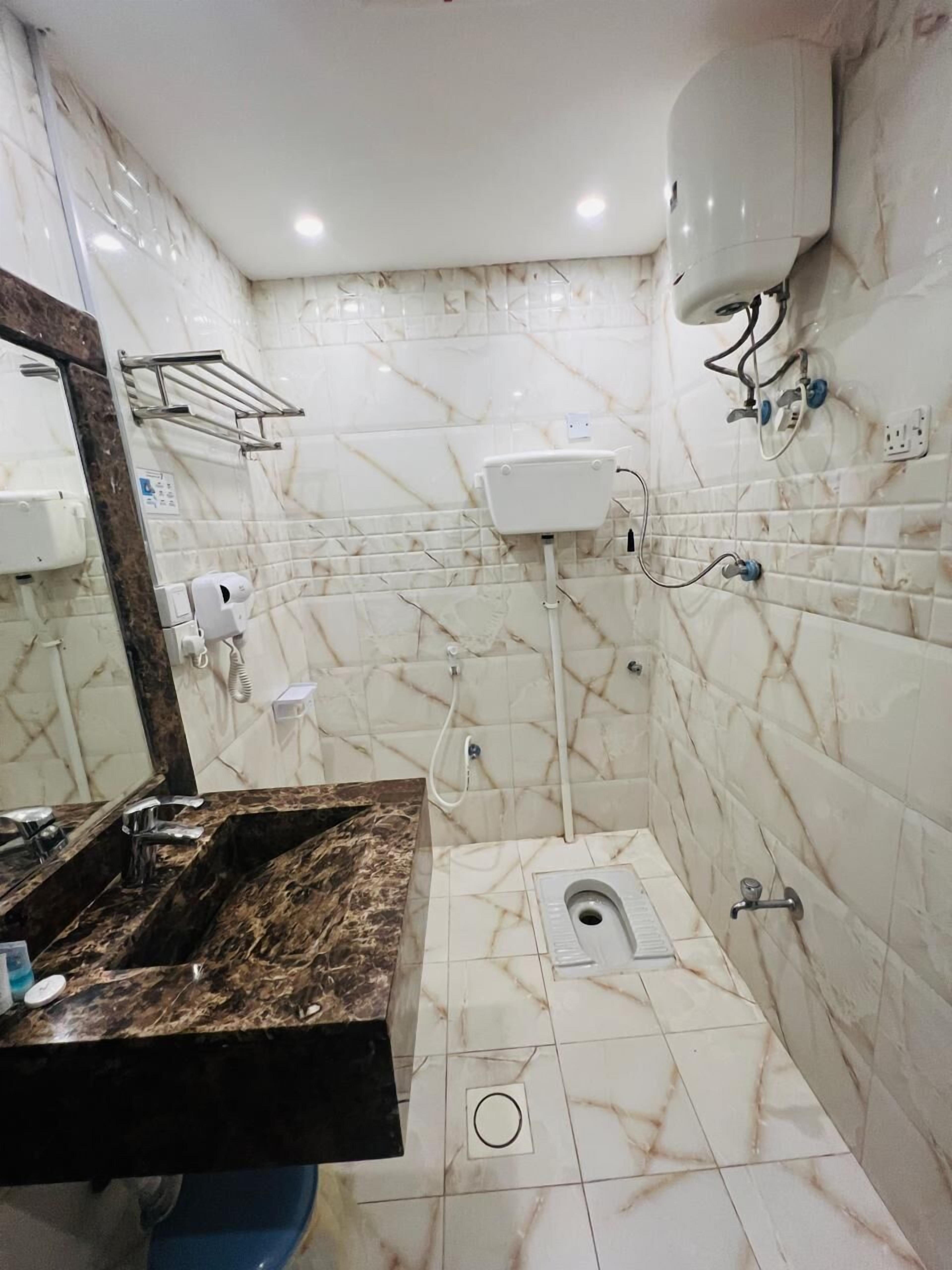 Classic Studio | Bathroom | Free toiletries, towels, soap, shampoo