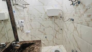 Classic Studio | Bathroom | Free toiletries, towels, soap, shampoo