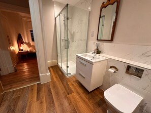 Shower, hair dryer, towels, soap - Elegant country house in Oakham, Rutland. (Oakham)