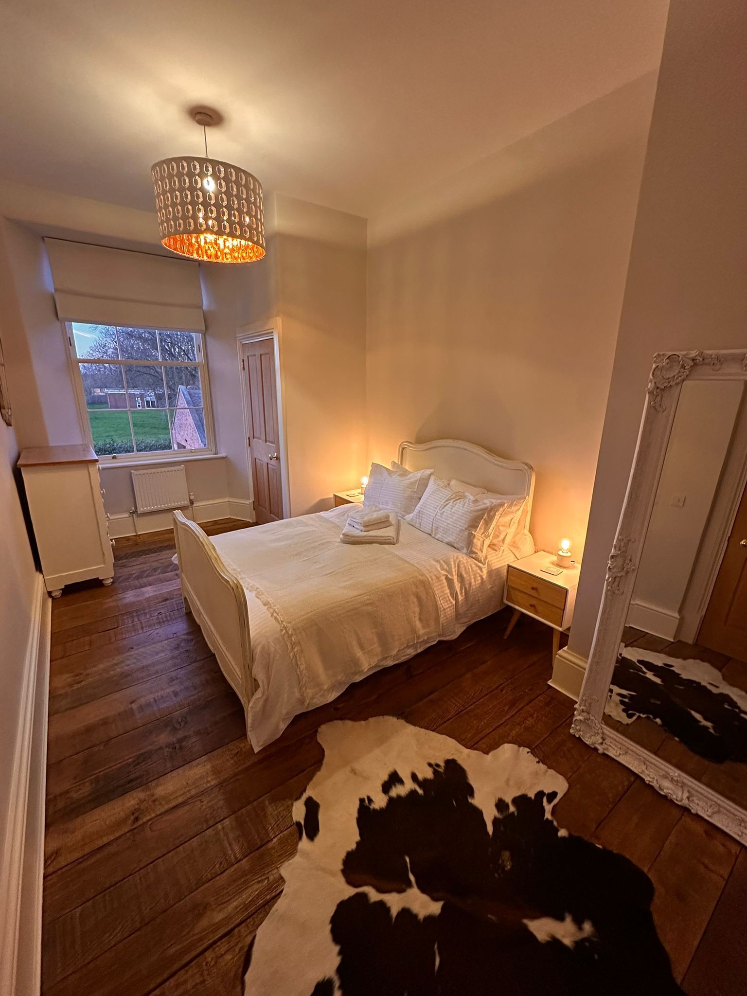 4 bedrooms, iron/ironing board, WiFi, bed sheets