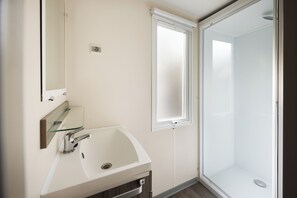 Shower, hair dryer - Mobile-home 6 persons air-conditioned camping 4* France (Cheval-Blanc)