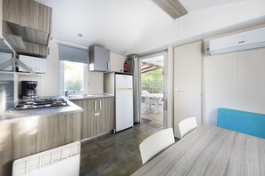 Fridge, microwave, stovetop, coffee/tea maker - Mobile-home 6 persons air-conditioned camping 4* France (Cheval-Blanc)