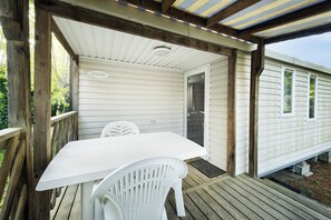 Outdoor dining - Mobile-home 6 persons air-conditioned camping 4* France (Cheval-Blanc)