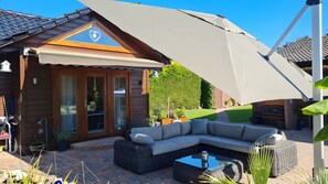 Terrace/patio - Holiday Home “Ferienhaus-Burg” with Private Terrace, Shared Garden, and Wi-Fi (Celle)