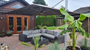 Terrace/patio - Holiday Home “Ferienhaus-Burg” with Private Terrace, Shared Garden, and Wi-Fi (Celle)