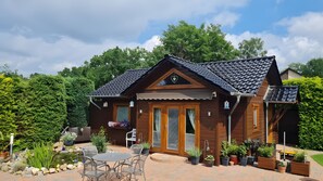 Exterior - Holiday Home “Ferienhaus-Burg” with Private Terrace, Shared Garden, and Wi-Fi (Celle)