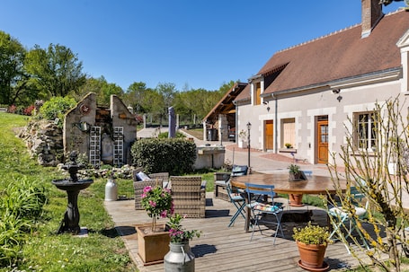 Outdoor dining. Guest Room “La Magaudière - La Laiterie” with Terrace, Garden and Wi-Fi