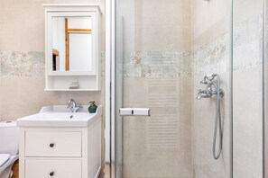 Douche, séchoir à cheveux, serviettes fournies