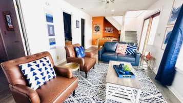 Télévision, baby-foot, livres