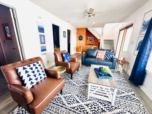 Télévision, baby-foot, livres