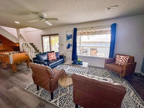 Télévision, baby-foot, livres