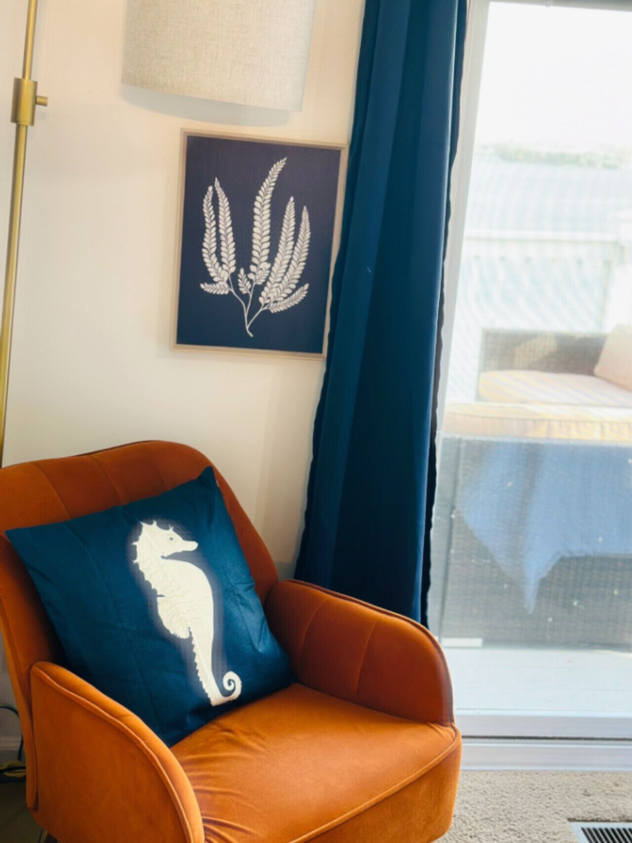 Télévision, baby-foot, livres