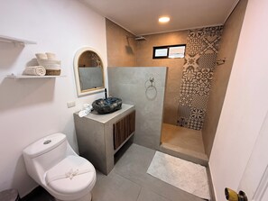 Toallas, jabón, papel de baño 
