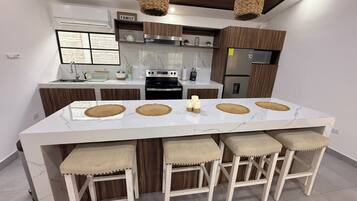 Een magnetron, een oven, een kookplaat