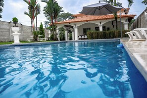 Pool - Oasis of luxury and modern comfort only 30 minutes from La Fortuna. (Chachagua)