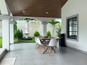 Outdoor dining - Oasis of luxury and modern comfort only 30 minutes from La Fortuna. (Chachagua)