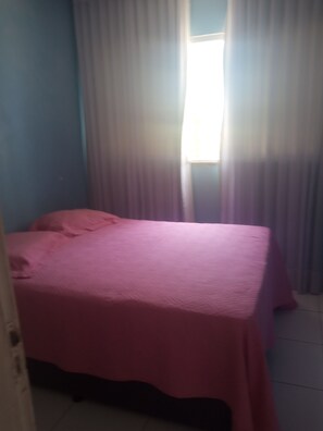 Strykjärn/strykbräda och sängkläder