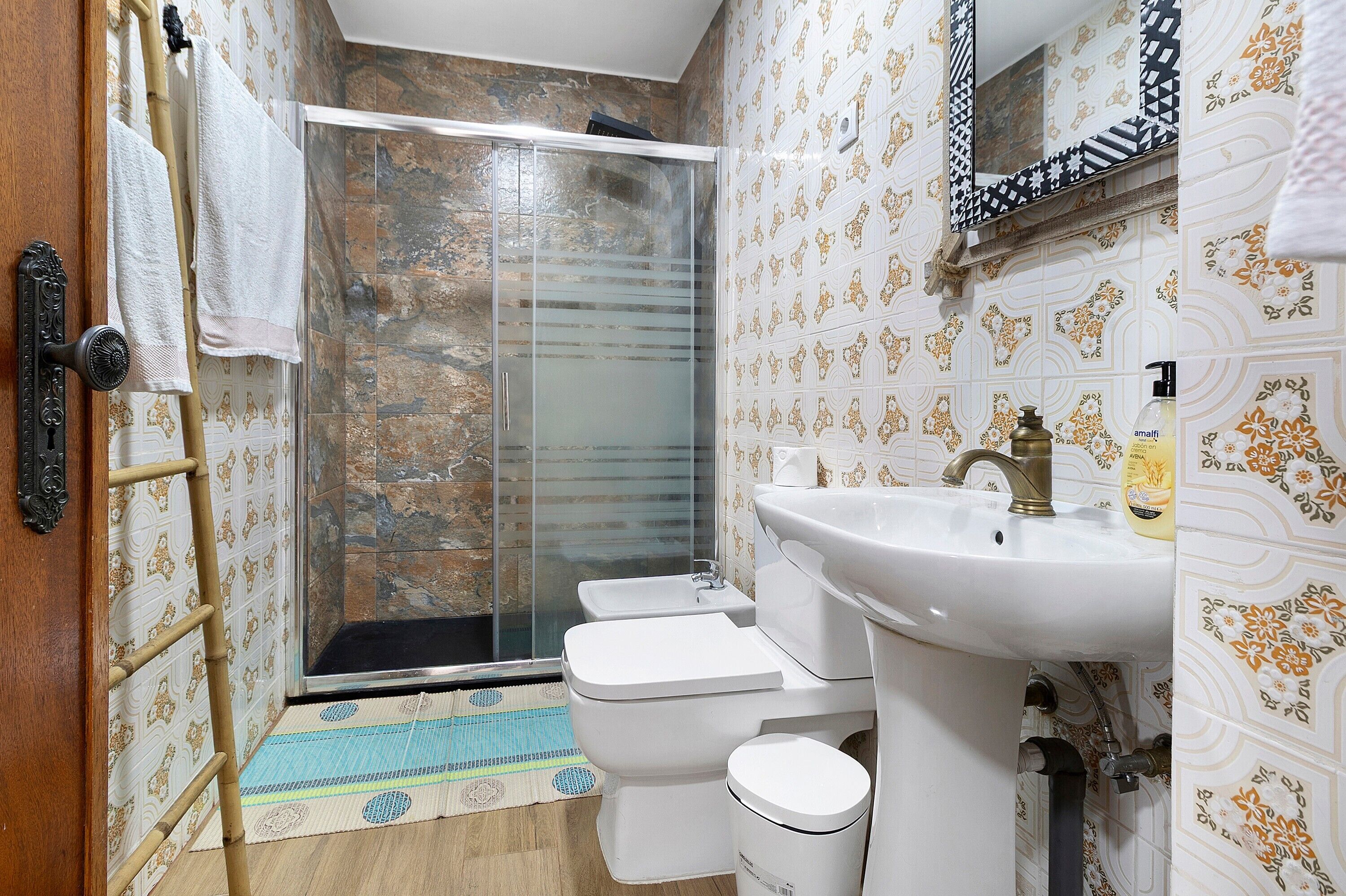 Douche, sèche-cheveux, serviettes fournies