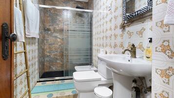 Douche, sèche-cheveux, serviettes fournies