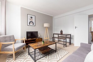 TV - Charm & Convenient City living | Families | ST (Greater London)