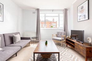 TV - Charm & Convenient City living | Families | ST (Greater London)