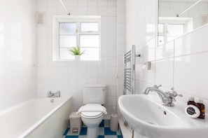 Hair dryer, towels - Charm & Convenient City living | Families | ST (Greater London)