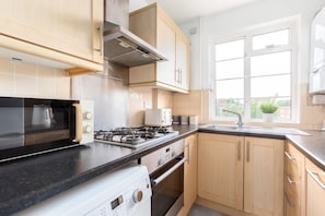 Fridge, microwave, oven, stovetop - Charm & Convenient City living | Families | ST (Greater London)