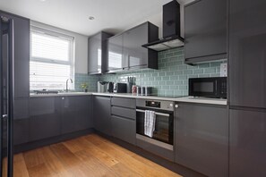 Fridge, microwave, oven, stovetop - Vibrant & Stylish|2BR|Shepherd’s Bush|Fast WiFi|ST (Greater London)
