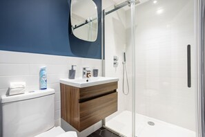 Hair dryer, towels - Vibrant & Stylish|2BR|Shepherd’s Bush|Fast WiFi|ST (Greater London)