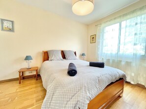 4 chambres, bureau, fer et planche Ă repasser, lit parapluie