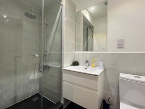 Shower, towels, soap, toilet paper - Elegant Studio Suit – Embassy Gardens (Accra)