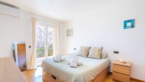 A bedroom with a bed, bedside table, and a view of the outside. - Aimima - with private swimming pool (Palma)