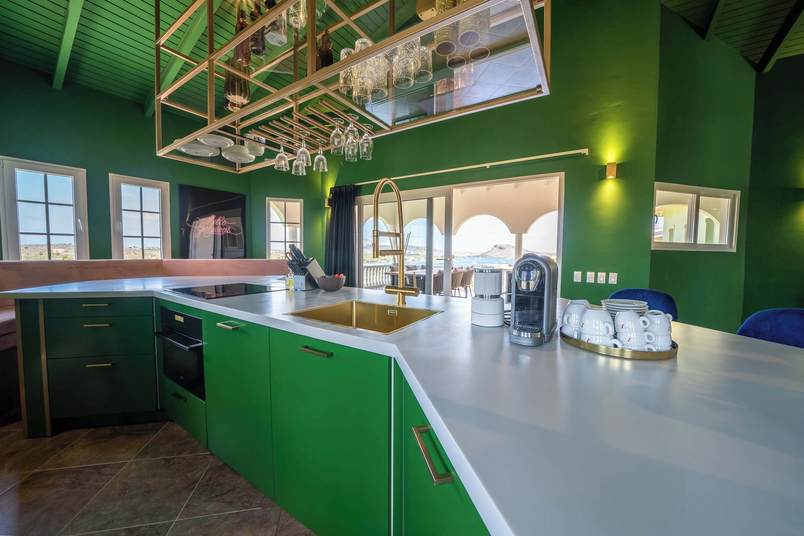 Een koelkast, een oven, een kookplaat, een koffiezetapparaat/waterkoker