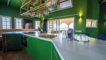 Een koelkast, een oven, een kookplaat, een koffiezetapparaat/waterkoker