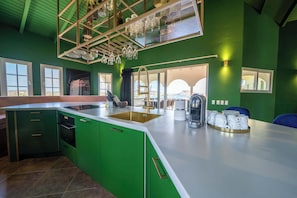 Een koelkast, een oven, een kookplaat, een koffiezetapparaat/waterkoker