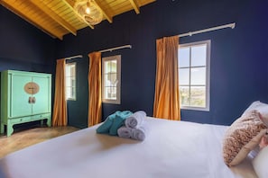 3 bedrooms, iron/ironing board, WiFi, bed sheets - The View & Guesthouse | The Ambassador (Willemstad)