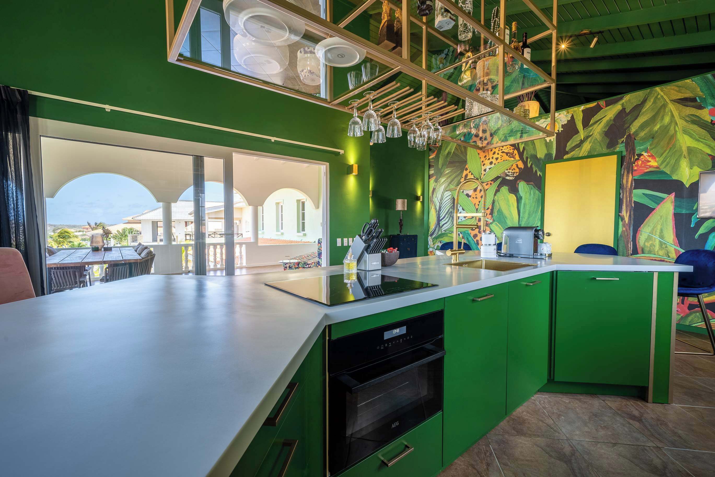 Réfrigérateur, four, plaque de cuisson, cafetière/bouilloire