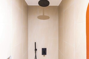 Shower, hair dryer, towels, shampoo - The View & Guesthouse | The Ambassador (Willemstad)