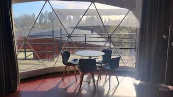 Firemannsrom – familie, bassengutsikt | Innvendig