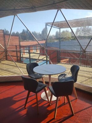 Outdoor dining - Glamping Domos Lago rapel (lago rapel)