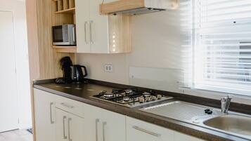 Microwave, mesin pembuat kopi/teh, dan peralatan masak/sendok-piring