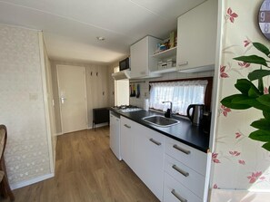 Microwave, coffee/tea maker, cookware/dishes/utensils - Vakantiepark Callassande - 74 (Callantsoog)