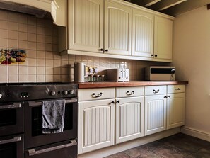 Fridge, microwave, oven, stovetop - Countryside Converted Barn Near Newquay (Newquay)