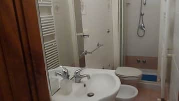 Bidet, asciugamani, sapone, carta igienica