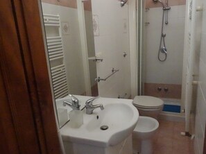 Bidet, asciugamani, sapone, carta igienica