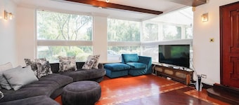 Spa Home With Swimming Pool, Hottub, and Sauna