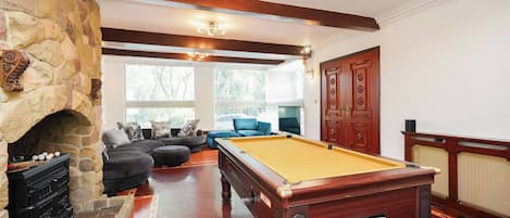 Maison, 6 chambres, fumeur, piscine privée | Salle de jeux
