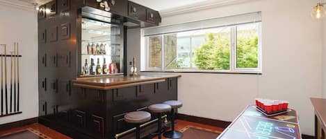 Maison, 6 chambres, fumeur, piscine privée | Bar (sur place)
