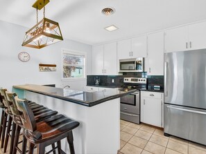 Fridge, microwave, oven, stovetop - Barefoot At The Lehmans (Rockport)