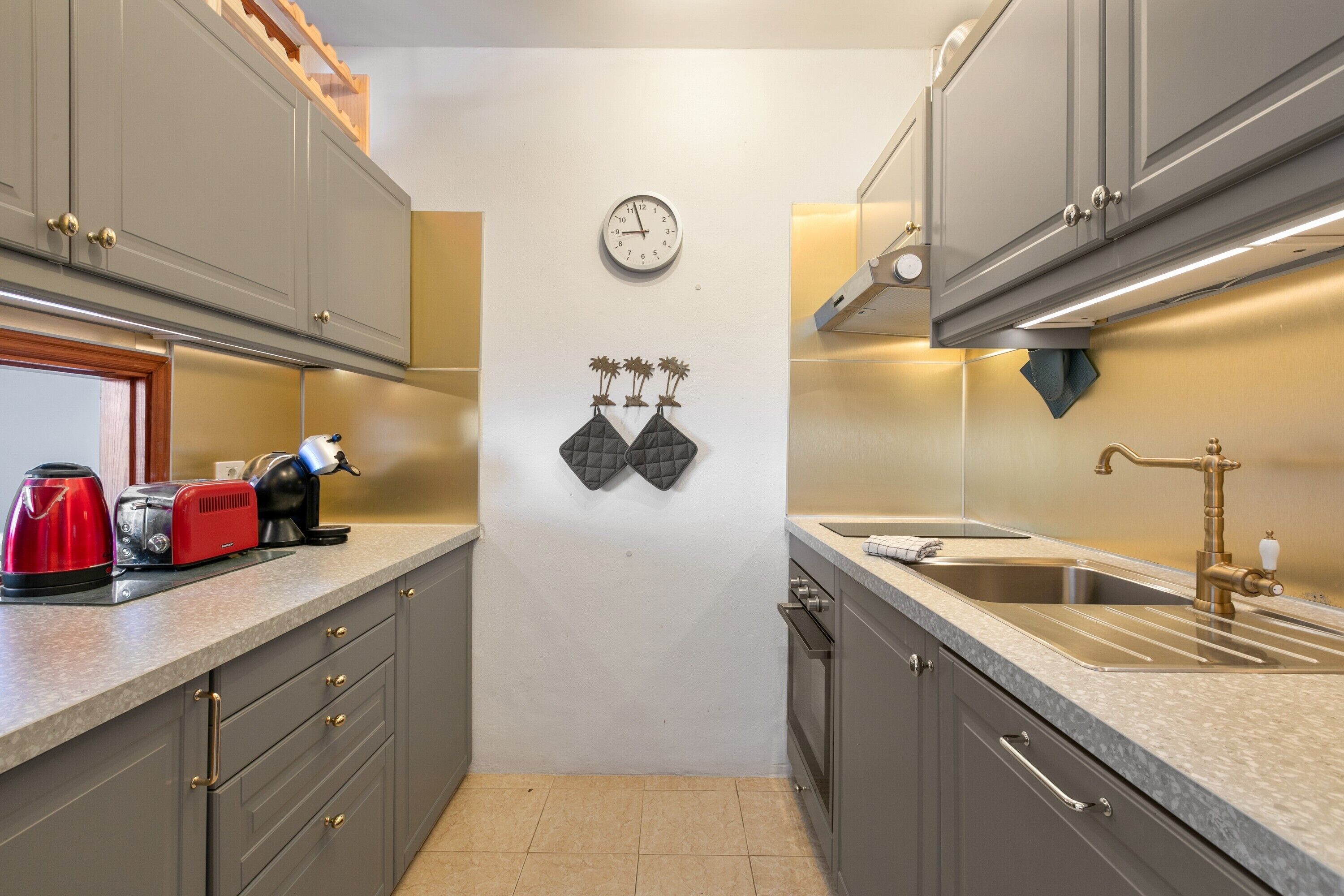 Een koelkast, een magnetron, een oven, een kookplaat